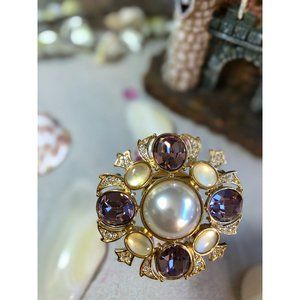 LOVELY Vintage brooch, Gold Tone with Swarovski Components